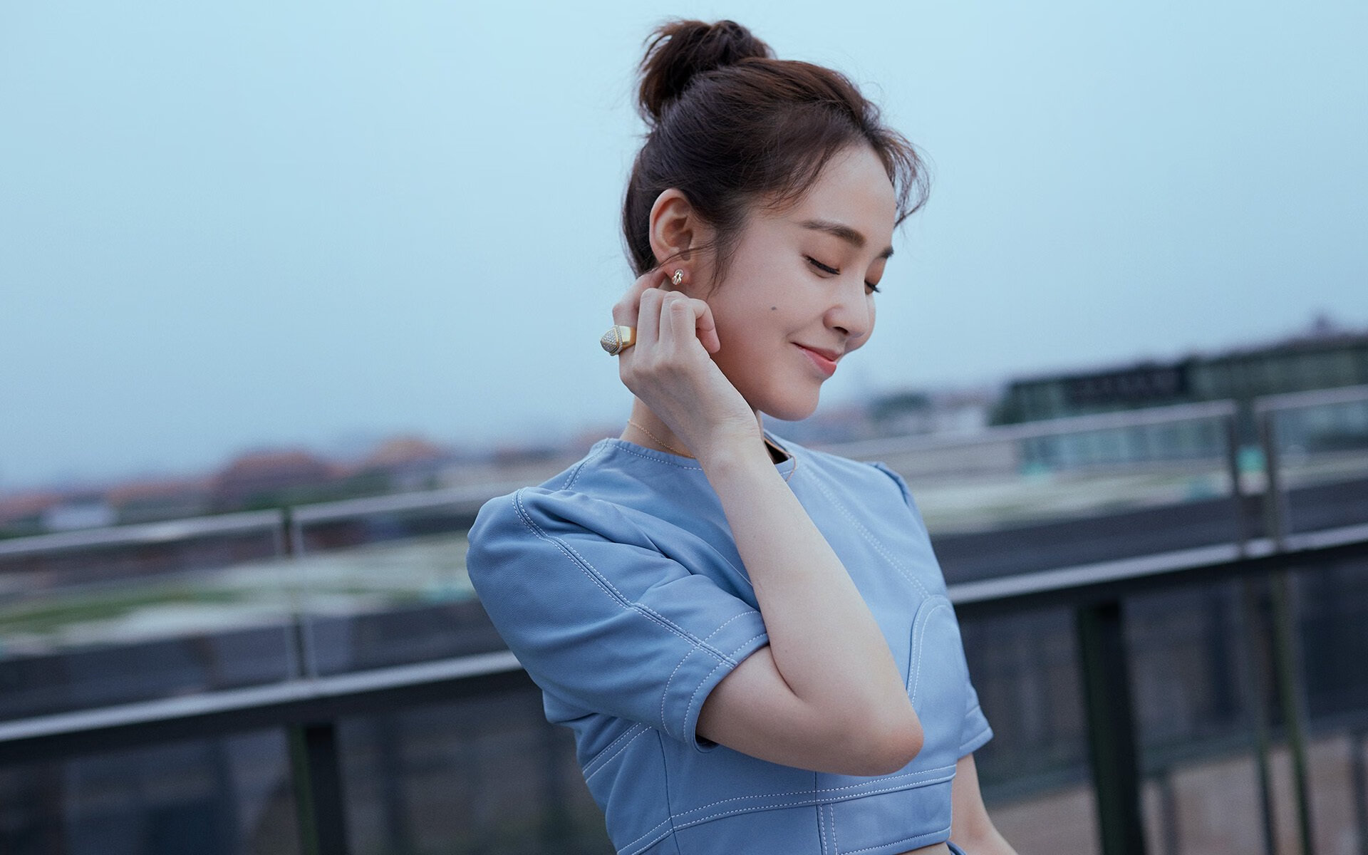 阿伦·斯密斯：他与全黑队后场的默契配合，为球队提供强大支持